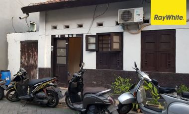 Dijual Rumah Bangunan 1,5 Lantai Strategis Di Jl. Kemayoran, Surabaya