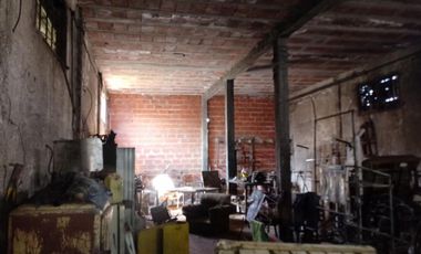 AMPLIO GALPÓN SOBRE 2 LOTES, CON TECHO DE LOSA Y FONDO LIBRE