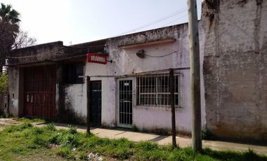 AMPLIO GALPÓN SOBRE 2 LOTES, CON TECHO DE LOSA Y FONDO LIBRE