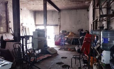 AMPLIO GALPÓN SOBRE 2 LOTES, CON TECHO DE LOSA Y FONDO LIBRE