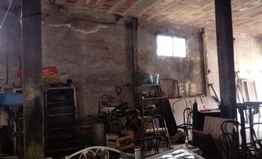 AMPLIO GALPÓN SOBRE 2 LOTES, CON TECHO DE LOSA Y FONDO LIBRE