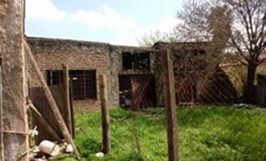 AMPLIO GALPÓN SOBRE 2 LOTES, CON TECHO DE LOSA Y FONDO LIBRE