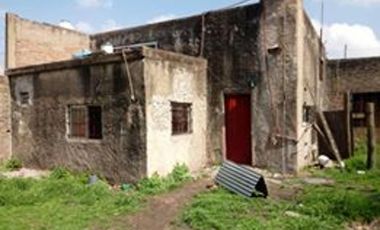 AMPLIO GALPÓN SOBRE 2 LOTES, CON TECHO DE LOSA Y FONDO LIBRE