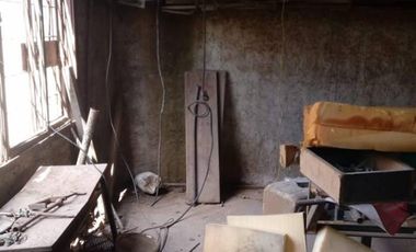 AMPLIO GALPÓN SOBRE 2 LOTES, CON TECHO DE LOSA Y FONDO LIBRE