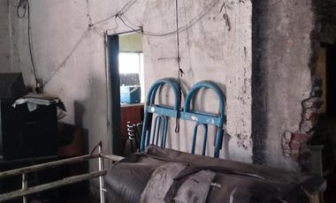 AMPLIO GALPÓN SOBRE 2 LOTES, CON TECHO DE LOSA Y FONDO LIBRE