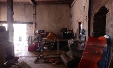 AMPLIO GALPÓN SOBRE 2 LOTES, CON TECHO DE LOSA Y FONDO LIBRE