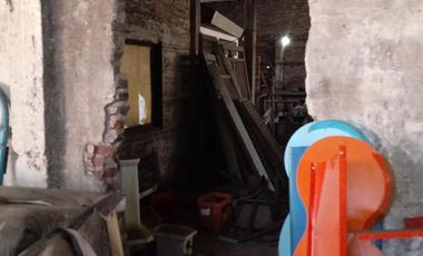 AMPLIO GALPÓN SOBRE 2 LOTES, CON TECHO DE LOSA Y FONDO LIBRE