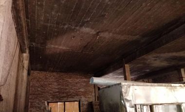 AMPLIO GALPÓN SOBRE 2 LOTES, CON TECHO DE LOSA Y FONDO LIBRE