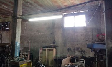 AMPLIO GALPÓN SOBRE 2 LOTES, CON TECHO DE LOSA Y FONDO LIBRE