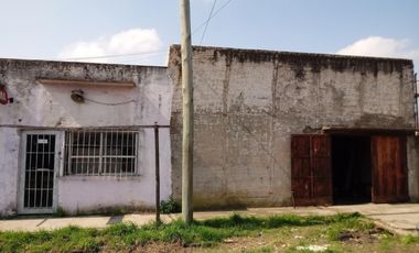 AMPLIO GALPÓN SOBRE 2 LOTES, CON TECHO DE LOSA Y FONDO LIBRE