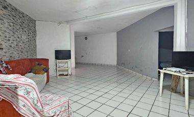 Casa en venta de 3 recámaras sobre avenida céntrica en Colima !