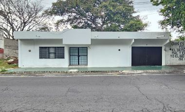 Casa en venta de 3 recámaras sobre avenida céntrica en Colima !