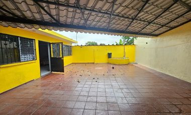 Casa en venta de 3 recámaras sobre avenida céntrica en Colima !