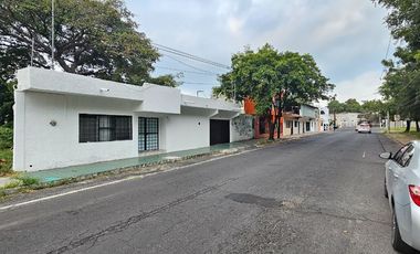 Casa en venta de 3 recámaras sobre avenida céntrica en Colima !
