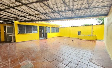 Casa en venta de 3 recámaras sobre avenida céntrica en Colima !