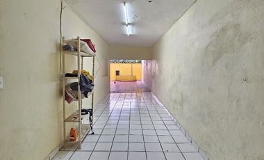 Casa en venta de 3 recámaras sobre avenida céntrica en Colima !