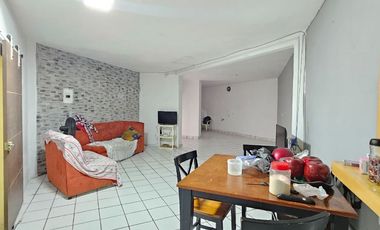 Casa en venta de 3 recámaras sobre avenida céntrica en Colima !