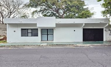 Casa en venta de 3 recámaras sobre avenida céntrica en Colima !