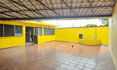 Casa en venta de 3 recámaras sobre avenida céntrica en Colima !