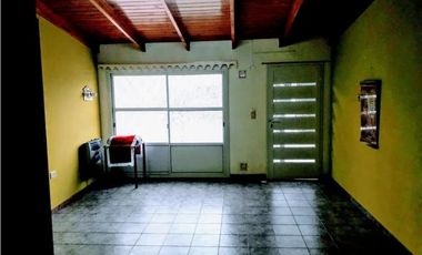 CASA 2 DOR + DPTO EN EL FONDO 2 DORM - JARDN, PATIO Y GARAGE