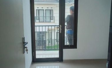 Saxophone Townhouse Poros Jalan dekat Kampus Ternama