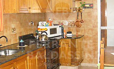 BURZACO - Casa + Duplex nuevo! Ideal 2 Familias! Detalles de categoría. Oportunidad para ver! Muy buena construcción. 2 de Abril esquina Martín Fierro