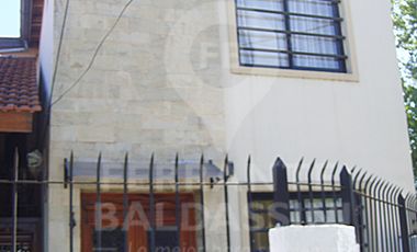 BURZACO - Casa + Duplex nuevo! Ideal 2 Familias! Detalles de categoría. Oportunidad para ver! Muy buena construcción. 2 de Abril esquina Martín Fierro