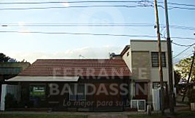 BURZACO - Casa + Duplex nuevo! Ideal 2 Familias! Detalles de categoría. Oportunidad para ver! Muy buena construcción. 2 de Abril esquina Martín Fierro