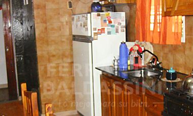 BURZACO - Casa + Duplex nuevo! Ideal 2 Familias! Detalles de categoría. Oportunidad para ver! Muy buena construcción. 2 de Abril esquina Martín Fierro