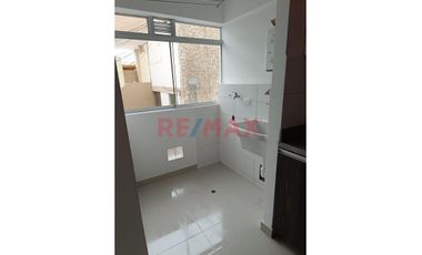 ¡Vive En San Miguel! Dpto. De 3 Dorms Con Balcón, Gas Natural Y Cochera