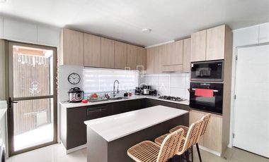 Casa en venta de 4 dorm. en Colina