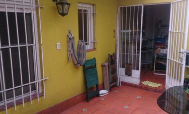 Casa de 4 Amb. con Cochera, Terraza, Patio, Lavadero, Toilette,Hall de Recepción Buena Distribución