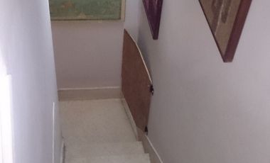 Casa de 4 Amb. con Cochera, Terraza, Patio, Lavadero, Toilette,Hall de Recepción Buena Distribución