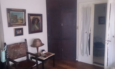 Casa de 4 Amb. con Cochera, Terraza, Patio, Lavadero, Toilette,Hall de Recepción Buena Distribución