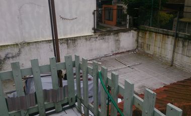 Casa de 4 Amb. con Cochera, Terraza, Patio, Lavadero, Toilette,Hall de Recepción Buena Distribución