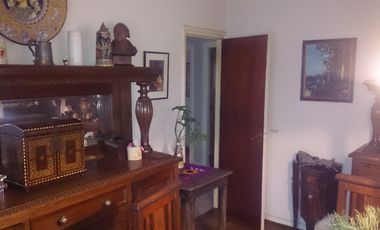 Casa de 4 Amb. con Cochera, Terraza, Patio, Lavadero, Toilette,Hall de Recepción Buena Distribución