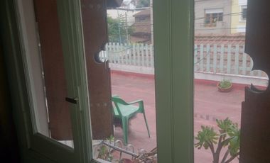 Casa de 4 Amb. con Cochera, Terraza, Patio, Lavadero, Toilette,Hall de Recepción Buena Distribución
