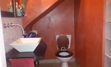 Casa de 4 Amb. con Cochera, Terraza, Patio, Lavadero, Toilette,Hall de Recepción Buena Distribución