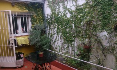 Casa de 4 Amb. con Cochera, Terraza, Patio, Lavadero, Toilette,Hall de Recepción Buena Distribución