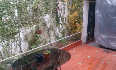 Casa de 4 Amb. con Cochera, Terraza, Patio, Lavadero, Toilette,Hall de Recepción Buena Distribución