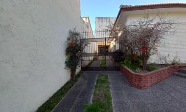 Chalet 3 ambientes con cochera en venta, Bernal !!!! EXCELENTE UBICACION !!!!