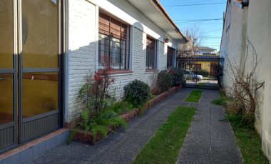 Chalet 3 ambientes con cochera en venta, Bernal !!!! EXCELENTE UBICACION !!!!