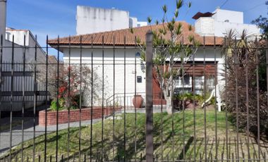 Chalet 3 ambientes con cochera en venta, Bernal !!!! EXCELENTE UBICACION !!!!
