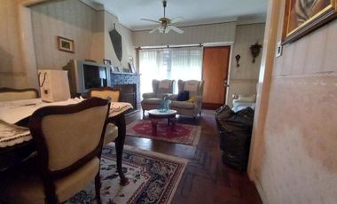 Chalet 3 ambientes con cochera en venta, Bernal !!!! EXCELENTE UBICACION !!!!