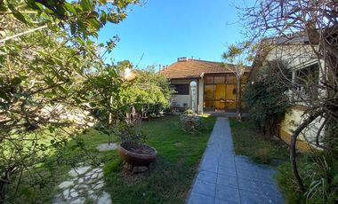 Chalet 3 ambientes con cochera en venta, Bernal !!!! EXCELENTE UBICACION !!!!