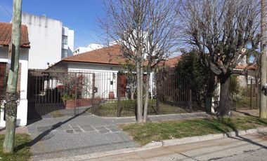 Chalet 3 ambientes con cochera en venta, Bernal !!!! EXCELENTE UBICACION !!!!