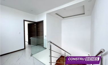 Casa con piscina en urbanización Ciudad del Mar, Manta