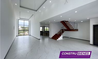 Casa con piscina en urbanización Ciudad del Mar, Manta