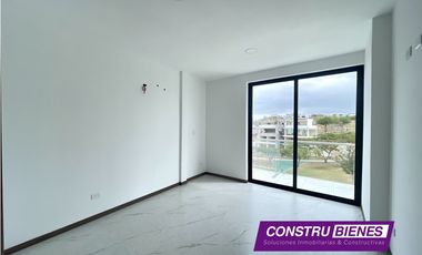 Casa con piscina en urbanización Ciudad del Mar, Manta