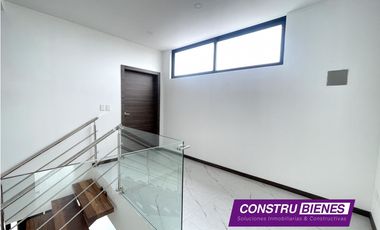 Casa con piscina en urbanización Ciudad del Mar, Manta